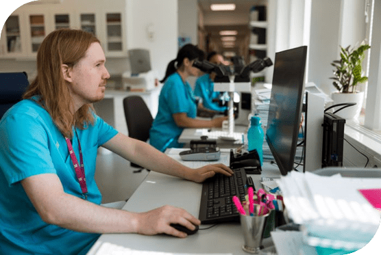 Biomedicinsk analytiker gör analys av prov i mikroskop