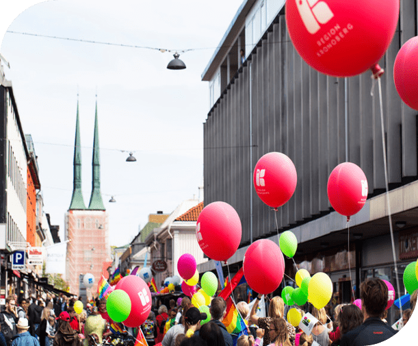 Bild på ballonger med Region Kronobergs logga under Pridefestival nere på stan
