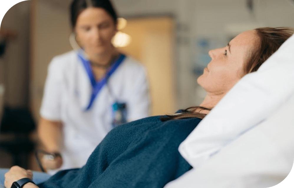 Patient i fokus, vårdpersonal tar blodtrycket